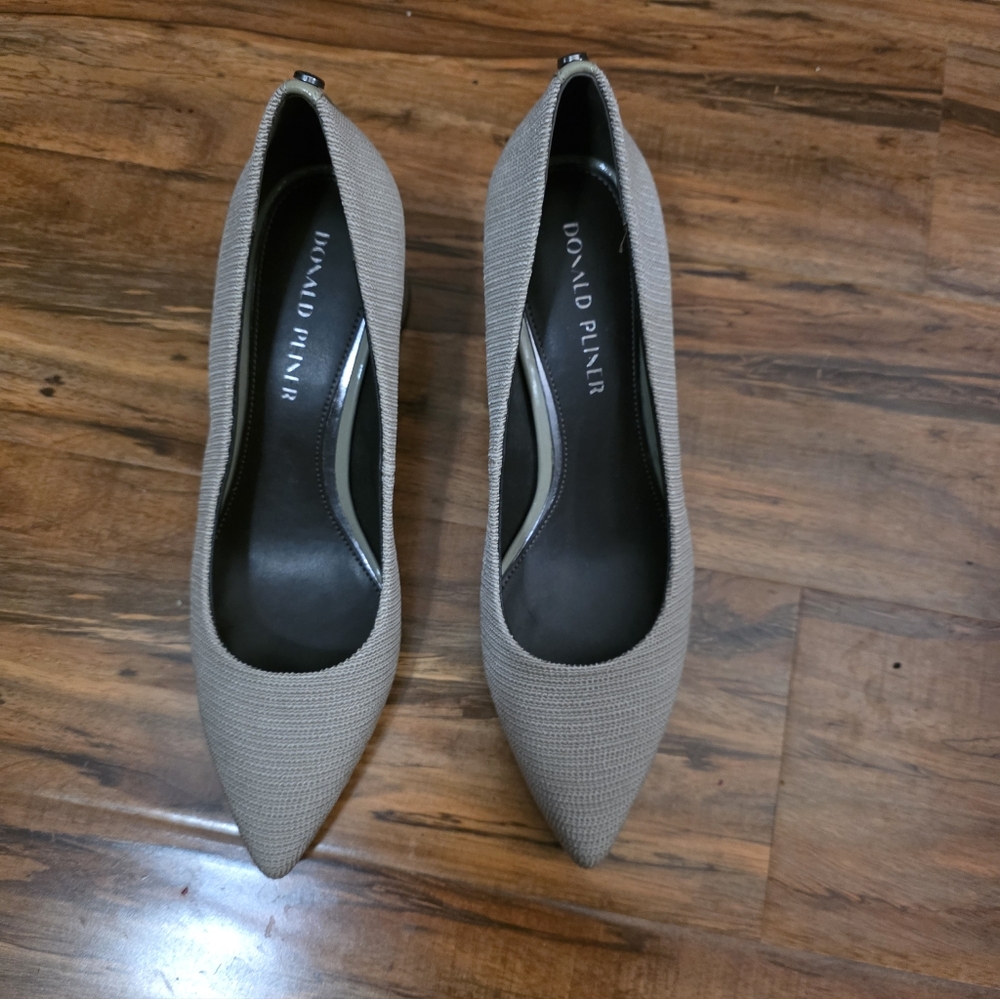Women's Donald Pliner Suzette Pump In Light Taupe. Never Worn. Size 9.5 - Picture 4 of 10